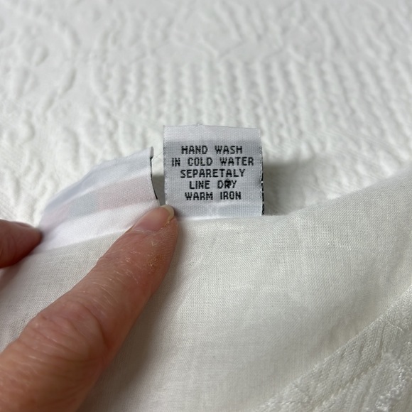 ⭐️🌸Vintage more by lata white embroidered handkerchief hem button front top L - Picture 9 of 12